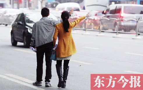 昨日下午5時(shí)30分，鄭州市花園路口公交站，一對(duì)青年正焦急等車