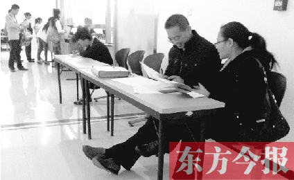 　　10月16日，鄭州市社保中心辦事大廳，新增的桌椅方便了前來(lái)辦理手續(xù)的市民