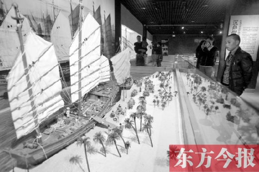 10月19日，大海的方向——西沙華光礁一號沉船寶藏展在省博物院舉行。圖為一位市民在觀看當時（宋朝）工