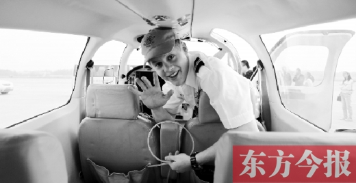 “歡呼”降落鄭州國際機(jī)場，杰克透過舷窗向人們打招呼