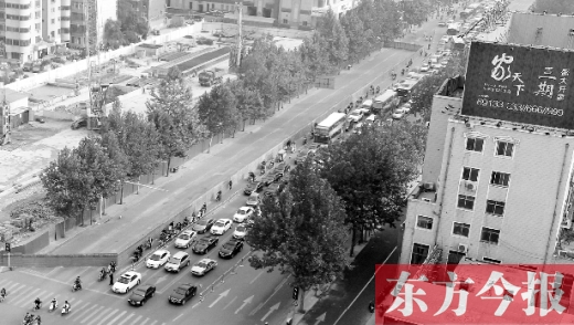 圍擋設(shè)置首日，人們騎車(chē)緩慢通行