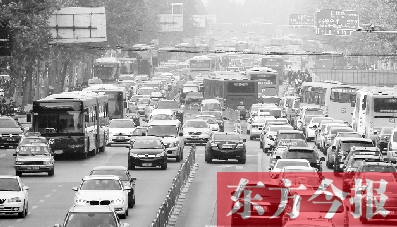 昨日下午4點(diǎn)，在花園路與黃河路口附近，車(chē)堵成了“一鍋粥”