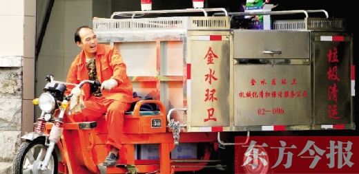 鄭州市金水區(qū)新添置的全封閉電動垃圾清運車，既實用又美觀