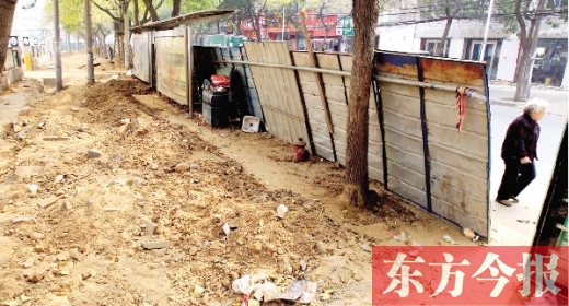 鄭州市紅專路與政七街交叉口，一工地“圍而不動”，步行者只好擇路而行