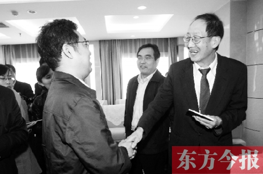 崔琦先生握手東方今報(bào)記者靳暉，感謝他把照片珍藏了15年