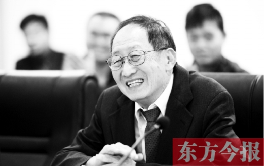 10月24日，美籍華人、諾貝爾物理學(xué)獎(jiǎng)獲得者崔琦先生來(lái)鄭訪問(wèn)