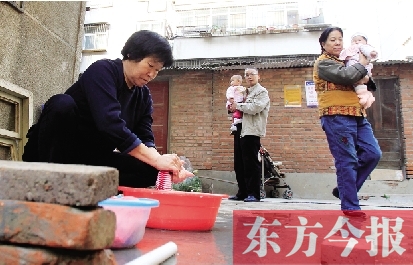 停水期間，一個(gè)水龍頭，12戶居民交替使用