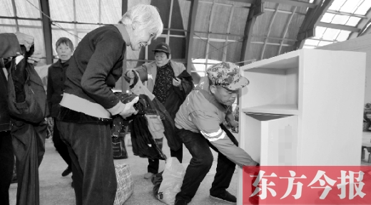 11月5日，孫德坤把棉衣送到今報的一處“愛有所衣”站點