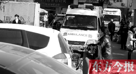 馬路上的機(jī)動(dòng)車越來(lái)越多，臨著大路鄭州市第一人民醫(yī)院門口，出急診的救護(hù)車常常遭遇堵車
