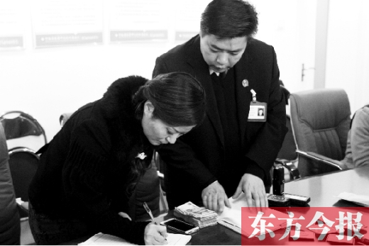 強制執(zhí)行+曝光，讓楊女士（左）拿到補償金