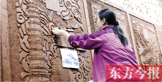 昨天上午，鄭州雕塑壁畫院的藝術(shù)家們正在創(chuàng)作鄭州地鐵文化主題墻的雕塑作品