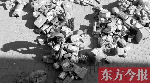 “雙十一”后，快遞員忙著送包裹，連水也不敢喝