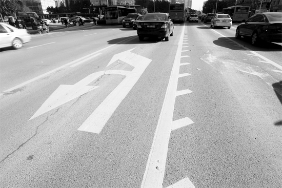 昨日，鄭州市金水路未來(lái)路口的“魚(yú)刺”車道，好多司機(jī)不知道咋走