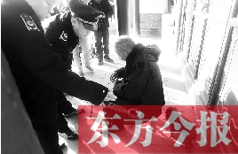 昨日，鄭州市管城區(qū)執(zhí)法局對(duì)轄區(qū)一只狗狗檢查是否辦過(guò)證 東方今報(bào)首席記者 劉棟杰 攝