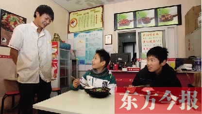11月30日，鄭州市81中的兩位學(xué)生用勞動為自己掙了一頓中午飯，心里很高興