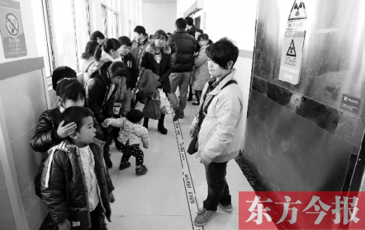 11月30日上午，星星等20余名“袖珍人”到鄭州市兒童醫(yī)院進行骨齡測定