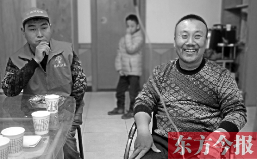 12月2日，“豫殘聯(lián)盟”辦公室里，袁海軍打著點(diǎn)滴與殘疾人朋友們探討著接下來(lái)的公益事業(yè)