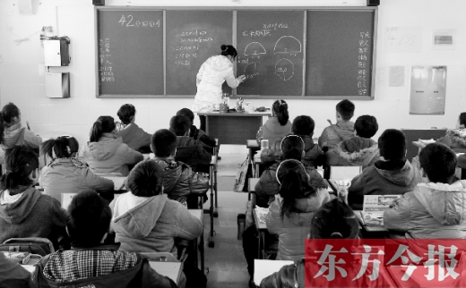 一位老師在給學(xué)生們上課。近日，教育部發(fā)布規(guī)定，再次強調(diào)“師德紅線”