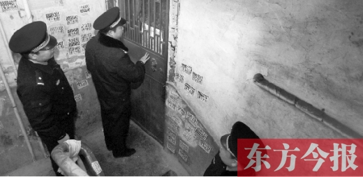 12月3日，鄭州市隴海路。執(zhí)法人員欲進(jìn)入一戶(hù)未辦狗證的居民家中，強(qiáng)行將狗帶走