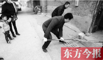 12月3日，鄭州市隴海路。執(zhí)法人員對(duì)一只“辦了證卻不系繩”的狗進(jìn)行捕捉