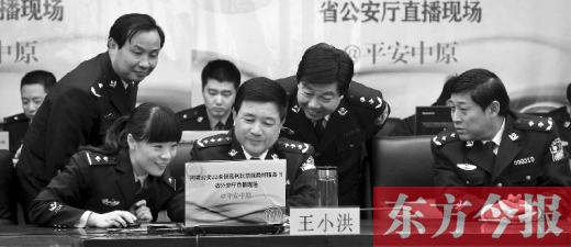 省公安廳廳長王小洪（中）和微博網(wǎng)友在進(jìn)行交談，發(fā)現(xiàn)問題現(xiàn)場馬上解決