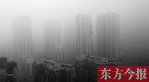昨天早上，鄭州氣象臺(tái)發(fā)布大霧紅色預(yù)警，在霧霾籠罩下，鄭州市區(qū)的高樓大廈隱約可見(jiàn)