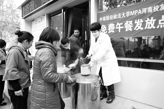 鄭州市經一路和緯五路交叉口，免費午餐吸引了很多人排隊