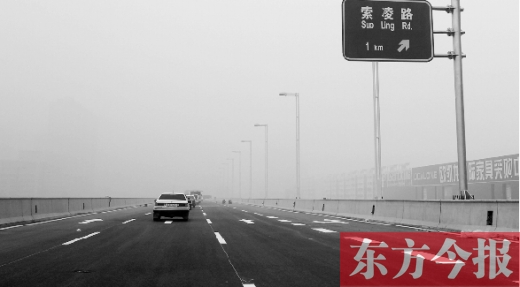 昨天上午，東方今報(bào)記者跟隨鄭州市交巡警部門，提前探路已具備通車條件的鄭州市三環(huán)快速路
