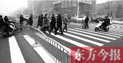 昨日，鄭州市建設(shè)路百花路口，馬路斑馬線(xiàn)被交通護(hù)欄隔斷