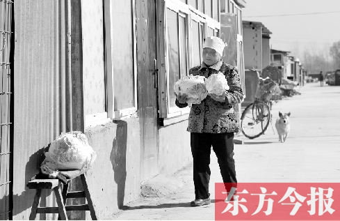 在京水村的臨時過渡區(qū)內(nèi)，62歲的村民白小英對未來的生活充滿期待