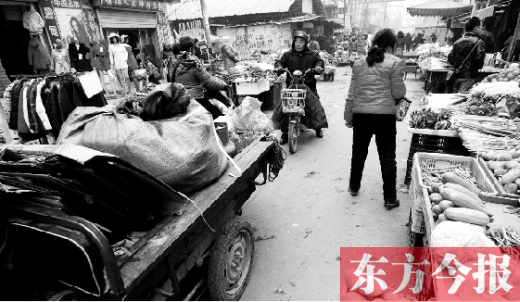 和所有的都市村莊一樣，老鴉陳也充滿著形形色色的人，窄窄的巷子因占道經(jīng)營變得更加狹窄