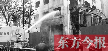 昨天早上8點(diǎn)半，鄭州市農(nóng)業(yè)路一拆遷工地，用兩臺噴水車噴水除塵，有效地阻止了施工揚(yáng)塵