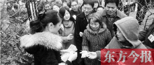 12月8日，鄭州市民排隊(duì)領(lǐng)取地鐵試乘劵。