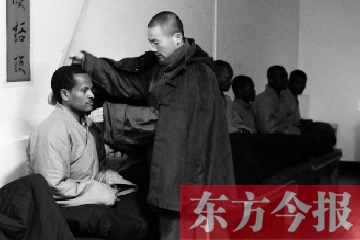 少林功夫講究禪武合一，坐禪當然少不了,別看就是坐坐，姿勢都要師傅教
