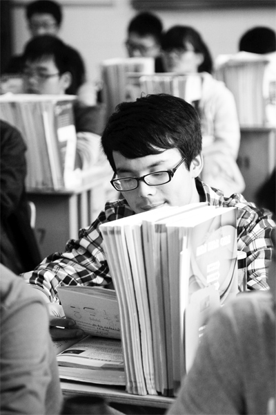 一所學校的高三學生正在加班加點復習，不少同學都開始為自主招生報名忙活了