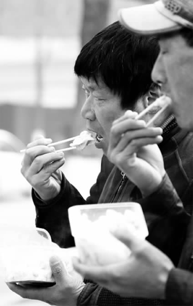 昨天，幾十名網(wǎng)友響應(yīng)王孝力的號(hào)召，送餃子給鄭州市南陽(yáng)路立交橋下的務(wù)工人員