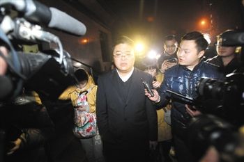 1月15日，重慶，庭審結(jié)束，張貴英的辯護(hù)律師接受媒體采訪。