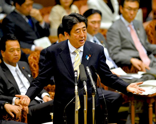 23日，安倍在參議院預(yù)算委員會發(fā)表講話。