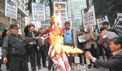  25日，首爾，韓國(guó)民眾舉行集會(huì)，抗議日本首相安倍晉三否認(rèn)侵略歷史、袒護(hù)內(nèi)閣大臣參拜靖國(guó)神社。