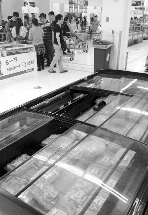新街口某超市羊肉卷柜臺(tái)無人問津。