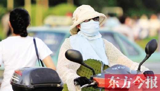 　昨日，鄭州街頭，一些女士全副“捂”裝，只為防暑防曬