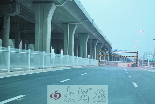 下穿隧道限高3米，不影響公交車通行。