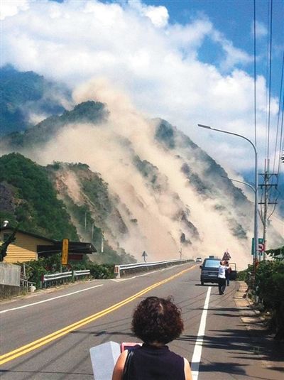 地震造成大面積山崩。網(wǎng)絡(luò)截圖