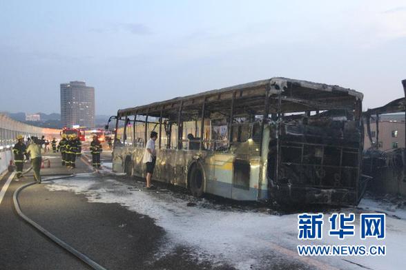 　　這是6月7日拍攝的廈門(mén)高架路上的快速公交起火事故現(xiàn)場(chǎng)。新華社發(fā)