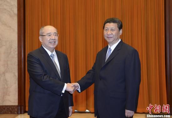 中共中央總書記習近平13日下午在北京人民大會堂會見了中國國民黨榮譽主席吳伯雄率領的國民黨大陸訪問團一行。中新社發(fā) 廖攀 攝
