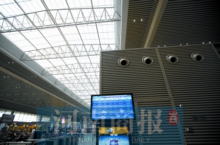 　鄭州東站三樓候車大廳，雖然空調(diào)處有涼風(fēng)吹出，但陽光通過頂棚照進，導(dǎo)致整個大廳的空調(diào)制冷效果不明顯