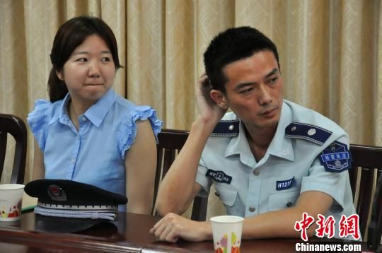 圖為參與“體驗(yàn)式執(zhí)法”的兩名城管隊(duì)員?！埱邸z