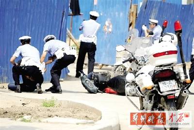 　一名歹徒被抓獲，另一名歹徒持槍劫持了一名門衛(wèi)。