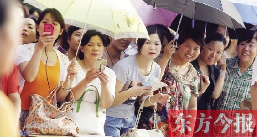 7月6日，鄭州市文化路省實(shí)驗(yàn)中學(xué)小升初測(cè)評(píng)點(diǎn)，家長(zhǎng)們聚集在一起，焦急地等待自己的孩子走出考場(chǎng) 劉棟杰