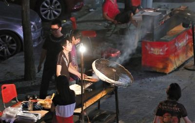 7月4日，青年路國美第一城小區(qū)附近的夜市臨街露天燒烤攤。